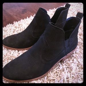 Vince Camuto Black booties size 7